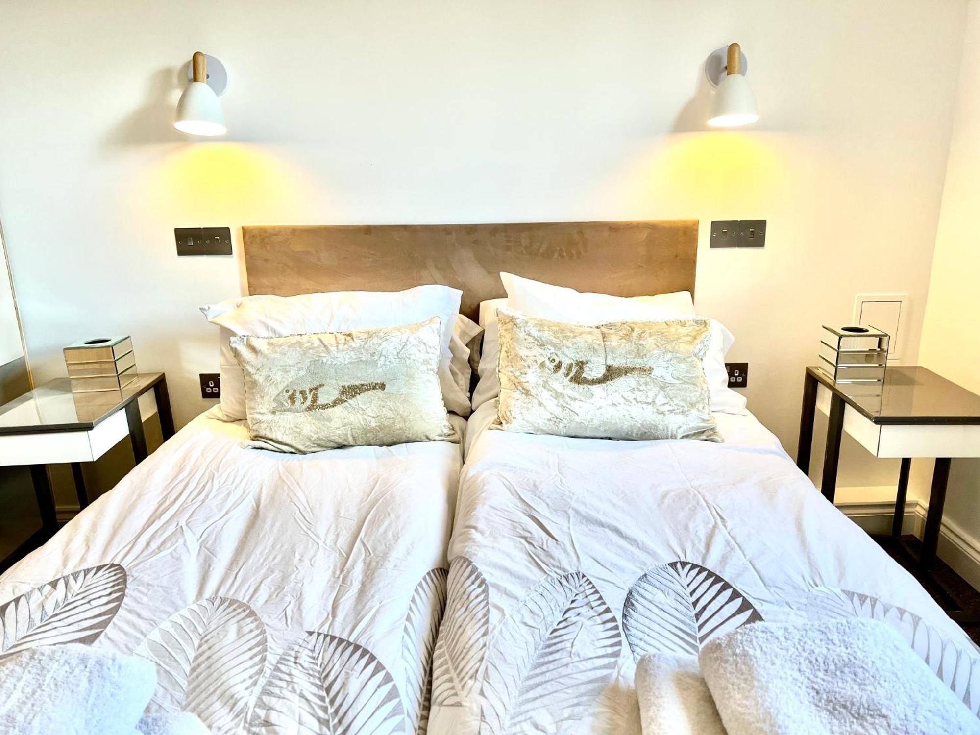 Apartament Stylish 2Br Designer Flat Holland Park Londyn Zewnętrze zdjęcie